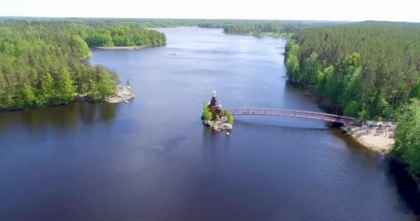 Liten Kyrka Byggd Stor Sten Mitt Det Kalla Vattnet Den — Stockvideo