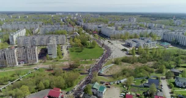 Ogromna Liczba Ludzi Wakacjach Wychodzi Ulice Rosyjskich Miast Zdjęciami Swoich — Wideo stockowe