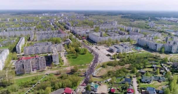 Ett Stort Antal Människor Semester Går Gatorna Ryska Städer Med — Stockvideo