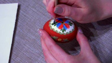 Çikolata şekerleme ürünleri, şekerci dükkanının konveyöründen ambalaja taşınır..