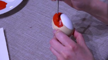 Çikolata şekerleme ürünleri, şekerci dükkanının konveyöründen ambalaja taşınır..