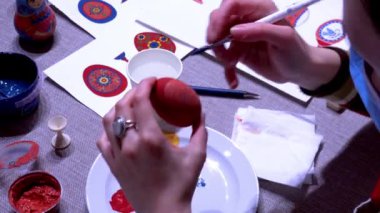 Çikolata şekerleme ürünleri, şekerci dükkanının konveyöründen ambalaja taşınır..