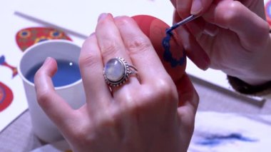 Çikolata şekerleme ürünleri, şekerci dükkanının konveyöründen ambalaja taşınır..