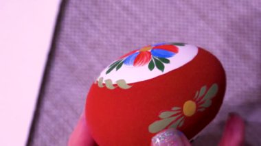 Çikolata şekerleme ürünleri, şekerci dükkanının konveyöründen ambalaja taşınır..