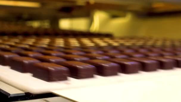 Produk Gula Gula Coklat Dipindahkan Sepanjang Konveyor Dari Toko Manisan — Stok Video