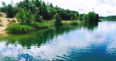 Rus manzarası. Gölün berrak sularının güzel manzarası bir yaz günü bir kuadkopterden çıkarılan madenciliğin sonucu olarak oluşmuştur. Bir kuş bakışı..