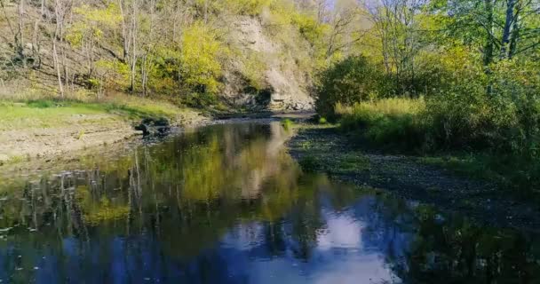 Kanion Małej Burzliwej Rzeki Stworzonej Przez Naturę Przez Dziesiątki Wieków — Wideo stockowe