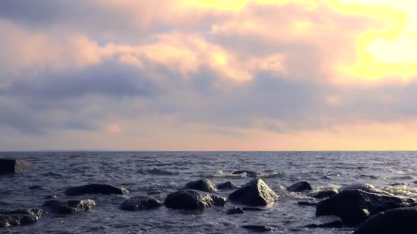 Величественный Пейзаж Северного Моря Разбивающий Холодные Волны Прибрежных Скалах — стоковое видео