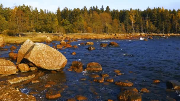 北海壮丽的风景 打破了沿海岩石上的寒流 — 图库视频影像