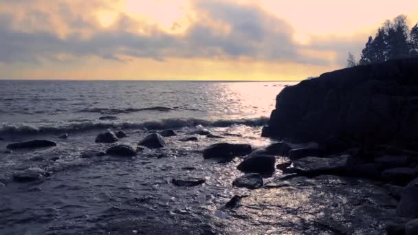 Det Majestätiska Landskapet Nordsjön Bryta Sina Kalla Vågor Kustklipporna — Stockvideo