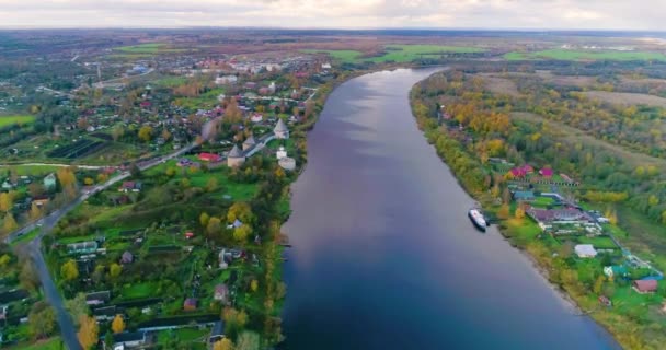 Břehu Řeky Volchova Stojí Starobylá Vojenská Pevnost Staraya Ladoga Postavená — Stock video