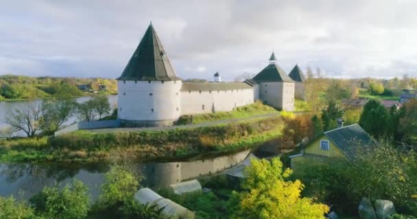 伏尔河畔矗立着12个世纪前由鲁里克和他的兄弟奥列格建造的古老的军事要塞 Staraya Ladoga — 图库视频影像