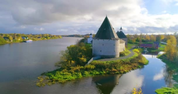 Malul Râului Volkhov Află Vechea Cetate Militară Staraya Ladoga Construită — Videoclip de stoc