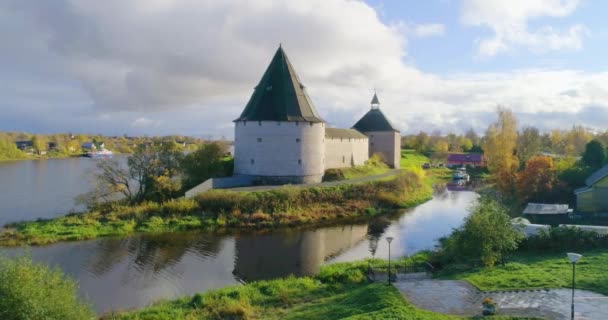 Brzegu Rzeki Volchow Stoi Starożytna Twierdza Wojskowa Staraya Ladoga Zbudowana — Wideo stockowe