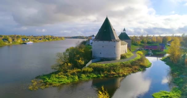 Břehu Řeky Volchova Stojí Starobylá Vojenská Pevnost Staraya Ladoga Postavená — Stock video