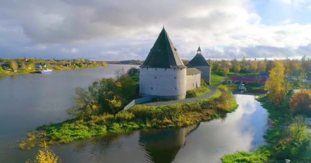 Orilla Del Río Volkhov Encuentra Antigua Fortaleza Militar Staraya Ladoga — Vídeos de Stock