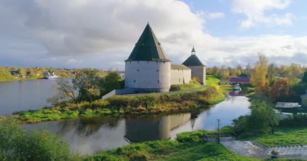 Sulla Riva Del Fiume Volkhov Sorge Antica Fortezza Militare Staraya — Video Stock