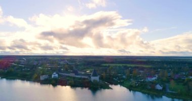 Volkhov Nehri kıyısında, 12 yüzyıl önce Rurik ve kardeşi Oleg tarafından inşa edilen antik askeri kale 