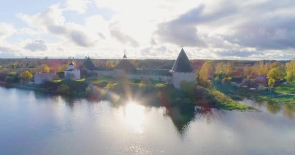 ヴォルホフ川のほとりには 12世紀前にルリクとその兄弟オレグが建てた古代軍事要塞 スタラヤ ラドーガ があります — ストック動画