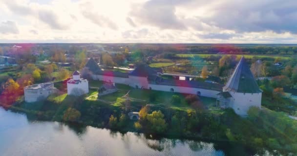 Orilla Del Río Volkhov Encuentra Antigua Fortaleza Militar Staraya Ladoga — Vídeos de Stock