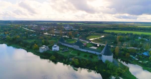 Brzegu Rzeki Volchow Stoi Starożytna Twierdza Wojskowa Staraya Ladoga Zbudowana — Wideo stockowe