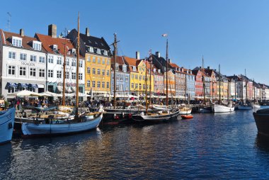 Kopenhag/Danimarka - 27 Ekim 2018: Nyhavn Kopenhag, Danimarka waterfront semtinde olduğunu. İnsanlar burada yemek yemek emretmek için ve içme onların arkadaşları ve aile ile geliyor bu yüzden güneşli bir gün bugündür.