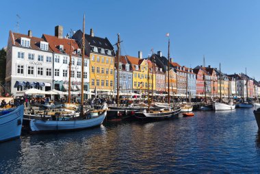Kopenhag/Danimarka - 27 Ekim 2018: Nyhavn Kopenhag, Danimarka waterfront semtinde olduğunu. İnsanlar burada yemek yemek emretmek için ve içme onların arkadaşları ve aile ile geliyor bu yüzden güneşli bir gün bugündür.