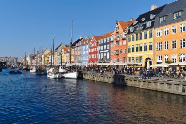 Kopenhag/Danimarka - 27 Ekim 2018: Nyhavn Kopenhag, Danimarka waterfront semtinde olduğunu. İnsanlar burada yemek yemek emretmek için ve içme onların arkadaşları ve aile ile geliyor bu yüzden güneşli bir gün bugündür.