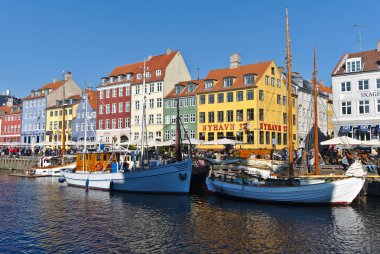Kopenhag/Danimarka - 27 Ekim 2018: Nyhavn Kopenhag, Danimarka waterfront semtinde olduğunu. İnsanlar burada yemek yemek emretmek için ve içme onların arkadaşları ve aile ile geliyor bu yüzden güneşli bir gün bugündür.