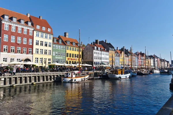 Kopenhag/Danimarka - 27 Ekim 2018: Nyhavn Kopenhag, Danimarka waterfront semtinde olduğunu. İnsanlar burada yemek yemek emretmek için ve içme onların arkadaşları ve aile ile geliyor bu yüzden güneşli bir gün bugündür.