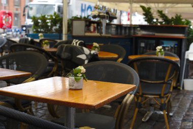 Kopenhag/Danimarka - 24 Ağustos 2018: Nyhavn Kopenhag, Danimarka waterfront semtinde olduğunu. İnsanlar burada yemek yemek emretmek için ve içme onların arkadaşları ve aile ile geliyor bu yüzden güneşli bir gün bugündür.