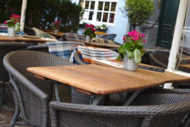 Kopenhag/Danimarka - 24 Ağustos 2018: Nyhavn Kopenhag, Danimarka waterfront semtinde olduğunu. İnsanlar burada yemek yemek emretmek için ve içme onların arkadaşları ve aile ile geliyor bu yüzden güneşli bir gün bugündür.