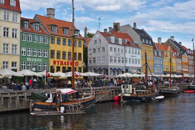Kopenhag/Danimarka - 24 Ağustos 2018: Nyhavn Kopenhag, Danimarka waterfront semtinde olduğunu. İnsanlar burada yemek yemek emretmek için ve içme onların arkadaşları ve aile ile geliyor bu yüzden güneşli bir gün bugündür.