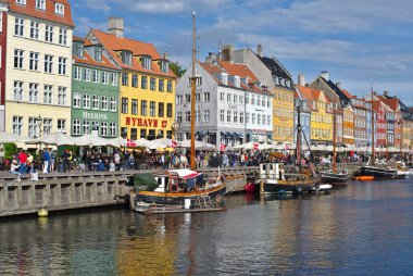 Kopenhag/Danimarka - 24 Ağustos 2018: Nyhavn Kopenhag, Danimarka waterfront semtinde olduğunu. İnsanlar burada yemek yemek emretmek için ve içme onların arkadaşları ve aile ile geliyor bu yüzden güneşli bir gün bugündür.