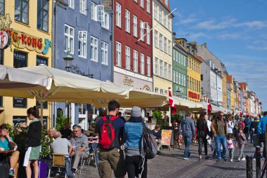 Kopenhag/Danimarka - 24 Ağustos 2018: Nyhavn Kopenhag, Danimarka waterfront semtinde olduğunu. İnsanlar burada yemek yemek emretmek için ve içme onların arkadaşları ve aile ile geliyor bu yüzden güneşli bir gün bugündür.