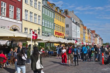 Kopenhag/Danimarka - 24 Ağustos 2018: Nyhavn Kopenhag, Danimarka waterfront semtinde olduğunu. İnsanlar burada yemek yemek emretmek için ve içme onların arkadaşları ve aile ile geliyor bu yüzden güneşli bir gün bugündür.