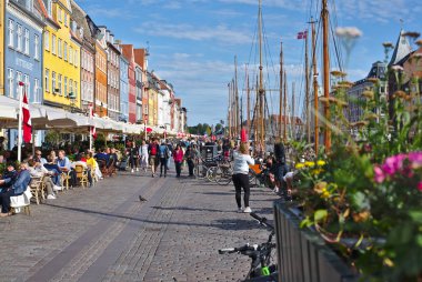 Kopenhag/Danimarka - 24 Ağustos 2018: Nyhavn Kopenhag, Danimarka waterfront semtinde olduğunu. İnsanlar burada yemek yemek emretmek için ve içme onların arkadaşları ve aile ile geliyor bu yüzden güneşli bir gün bugündür.