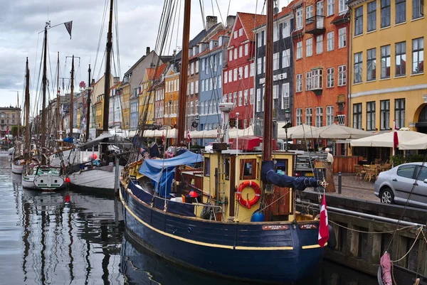 Kopenhag/Danimarka - 24 Ağustos 2018: Nyhavn Kopenhag, Danimarka waterfront semtinde olduğunu. İnsanlar burada yemek yemek emretmek için ve içme onların arkadaşları ve aile ile geliyor bu yüzden güneşli bir gün bugündür.
