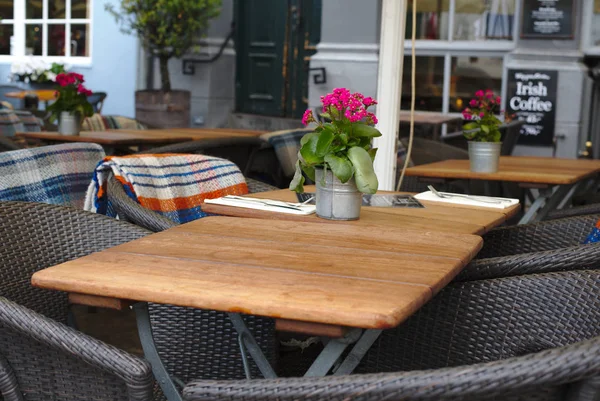 Kopenhag/Danimarka - 24 Ağustos 2018: Nyhavn Kopenhag, Danimarka waterfront semtinde olduğunu. İnsanlar burada yemek yemek emretmek için ve içme onların arkadaşları ve aile ile geliyor bu yüzden güneşli bir gün bugündür.