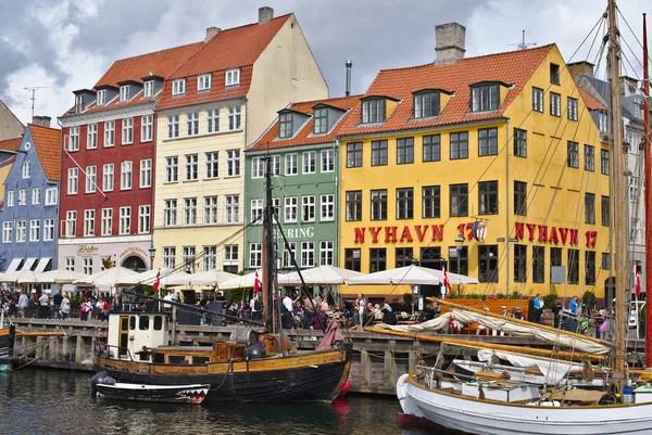 Kopenhag/Danimarka - 24 Ağustos 2018: Nyhavn Kopenhag, Danimarka waterfront semtinde olduğunu. İnsanlar burada yemek yemek emretmek için ve içme onların arkadaşları ve aile ile geliyor bu yüzden güneşli bir gün bugündür.
