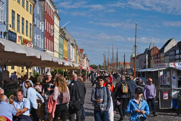 Kopenhag/Danimarka - 24 Ağustos 2018: Nyhavn Kopenhag, Danimarka waterfront semtinde olduğunu. İnsanlar burada yemek yemek emretmek için ve içme onların arkadaşları ve aile ile geliyor bu yüzden güneşli bir gün bugündür.