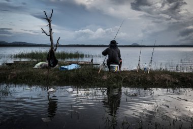 Göle yakın Tayland günbatımı