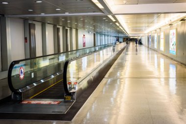 Tayvan havaalanında yürüyüş yolu.