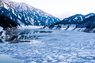 Gölde kar dağ Japonya.