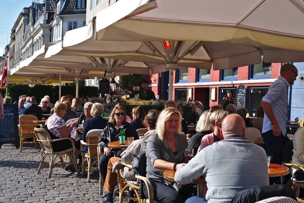 Kopenhag/Danimarka - 24 Ağustos 2018: Nyhavn Kopenhag, Danimarka waterfront semtinde olduğunu. İnsanlar burada yemek yemek emretmek için ve içme onların arkadaşları ve aile ile geliyor bu yüzden güneşli bir gün bugündür.