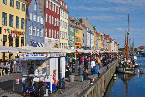 Kopenhag/Danimarka - 24 Ağustos 2018: Nyhavn Kopenhag, Danimarka waterfront semtinde olduğunu. İnsanlar burada yemek yemek emretmek için ve içme onların arkadaşları ve aile ile geliyor bu yüzden güneşli bir gün bugündür.