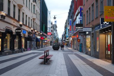 Stockholm/İsveç - 27 Ekim 2018: Gamla stan veya Stockholm duing hafta sonu eski sokak. İnsanlar alışveriş için buraya ve kentin kafe emretmek.