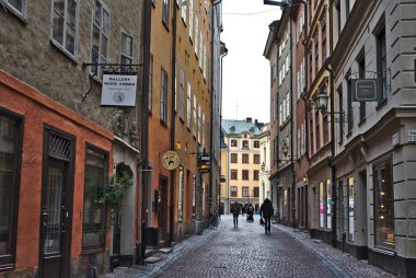 Stockholm/İsveç - 27 Ekim 2018: Gamla stan veya Stockholm duing hafta sonu eski sokak. İnsanlar alışveriş için buraya ve kentin kafe emretmek.