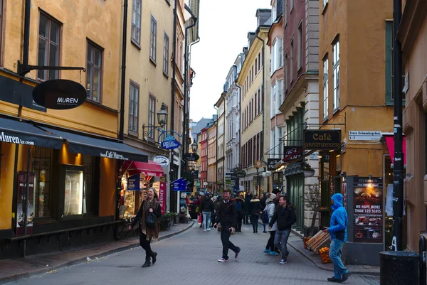Stockholm/İsveç - 27 Ekim 2018: Gamla stan veya Stockholm duing hafta sonu eski sokak. İnsanlar alışveriş için buraya ve kentin kafe emretmek.