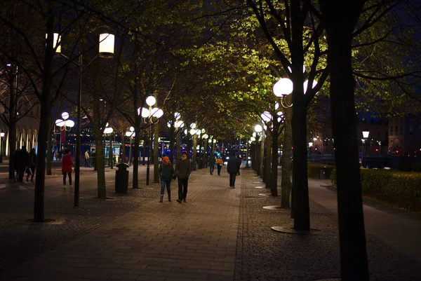 Περπατώντας Δρόμο Νύχτα — Φωτογραφία Αρχείου